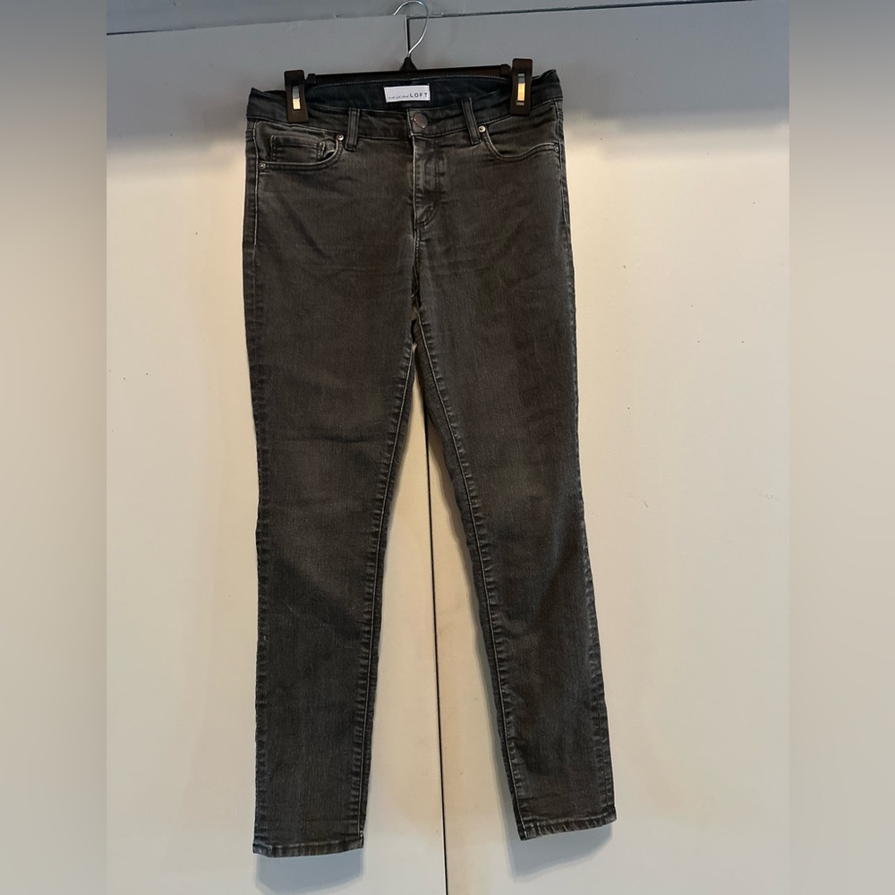 Loft- Sleek Gray Skinny Jeans With Modern Fit (Size 28/6)